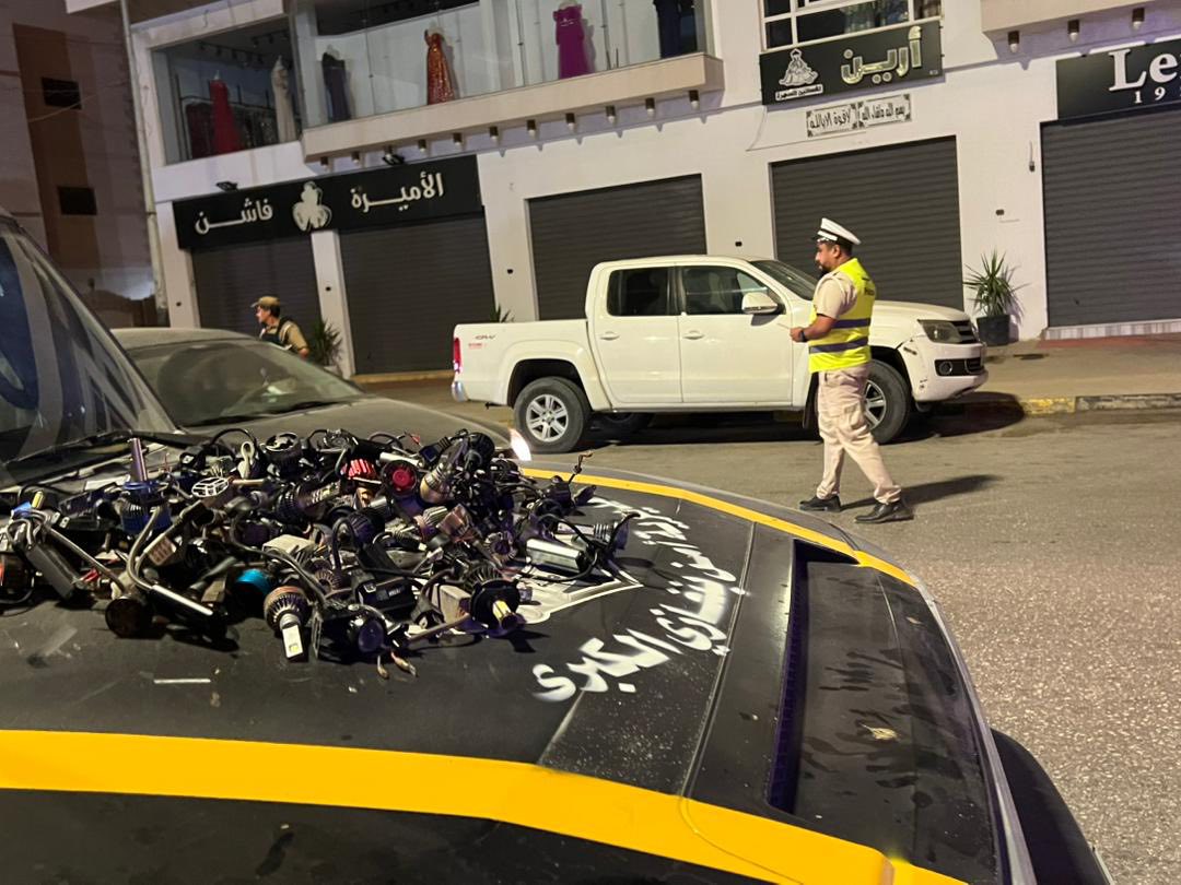 بناءً على تعليمات صادرة عن مدير أمن بنغازي الكبرى، اللواء صلاح هويدي، أطلقت مديرية الأمن حملة ميدانية مكثفة تستهدف المركبات التي تستخدم الإضاءة الليزرية القوية ومنظومات الصوت المعدلة المخالفة
