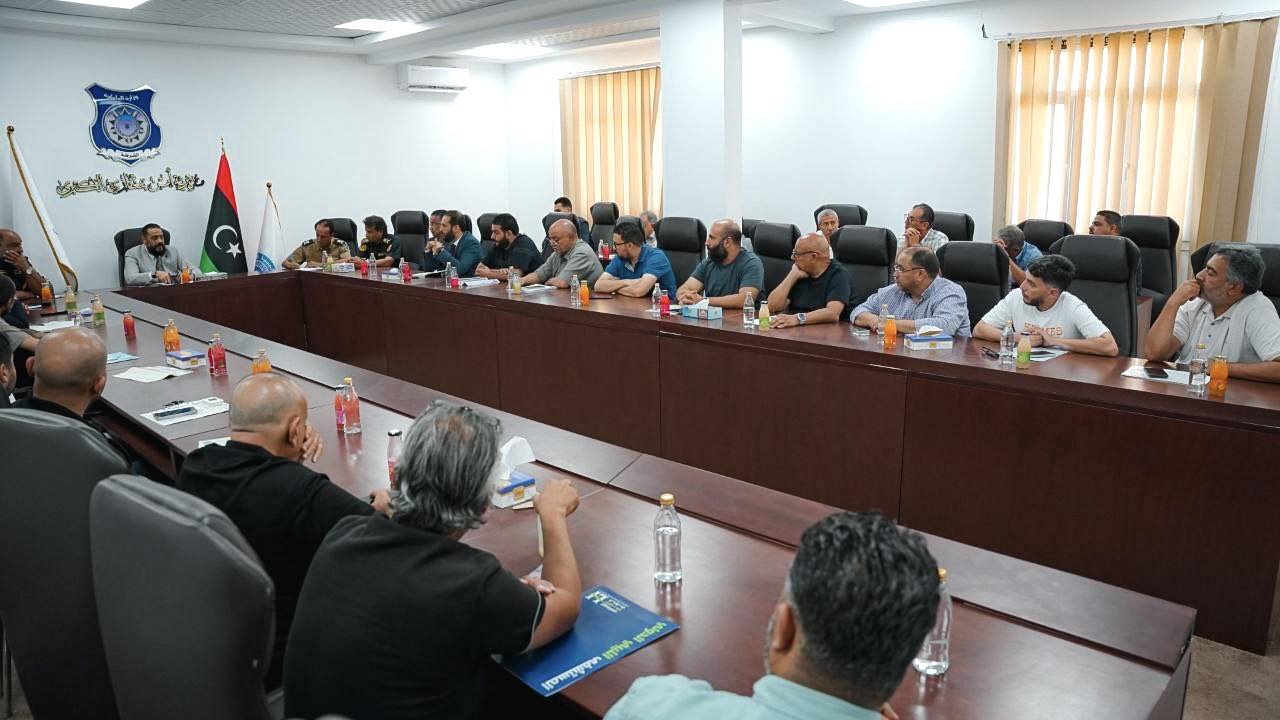 مدير أمن بنغازي الكبرى - رئيس غرفة انضباط الشارع العام يعقد اجتماعًا لتفعيل الدفع الإلكتروني في المؤسسات الصحية الخاصة ويؤكد تطبيق إجراءات صارمة على المخالفين