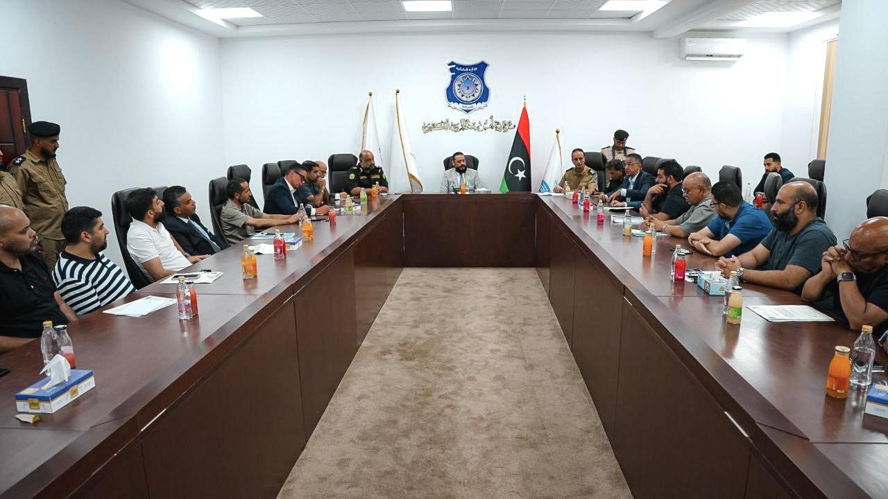 مدير أمن بنغازي الكبرى - رئيس غرفة انضباط الشارع العام يعقد اجتماعًا لتفعيل الدفع الإلكتروني في المؤسسات الصحية الخاصة ويؤكد تطبيق إجراءات صارمة على المخالفين